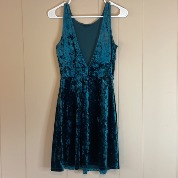 H&M Divided Green Velvet Sleeveless Midi Low Back Dress Size 6 - Picture 6 of 10